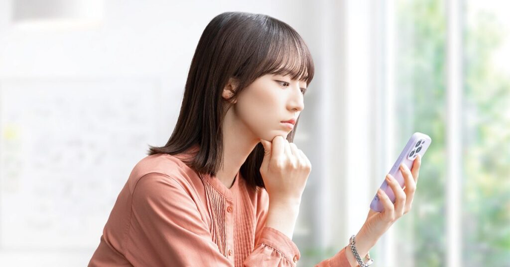 派遣を契約途中で辞めたいと考え悩んでいる女性のイメージ