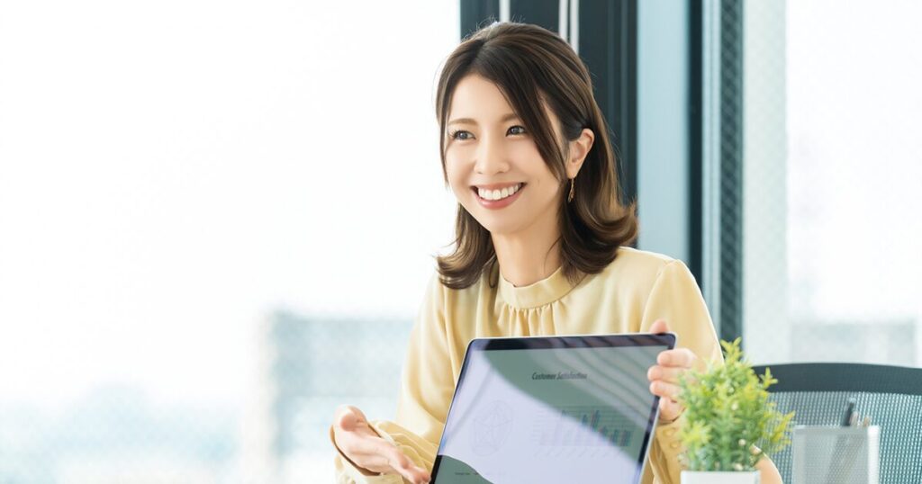 事務職の応用スキルを活かしてプレゼンや提案を行う女性社員のイメージ