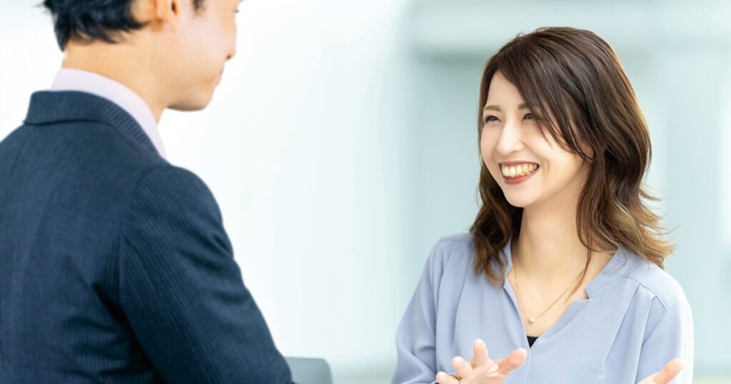 派遣スタッフの女性が、派遣会社の担当者と契約更新について相談しているイメージ