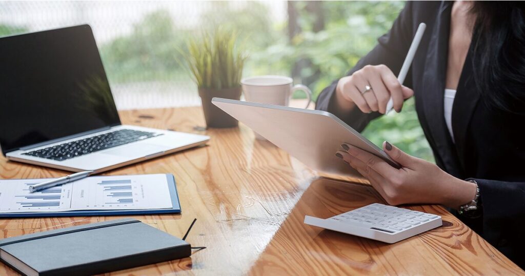 派遣社員が給与明細を見ながら残業代を計算しているイメージ
