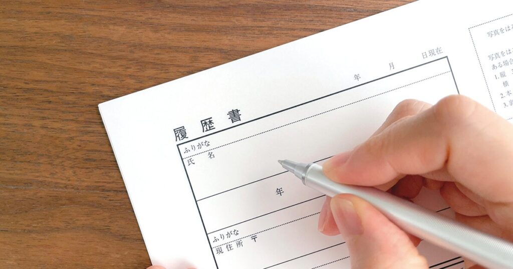 派遣の職歴を履歴書に記入する手元のイメージ
