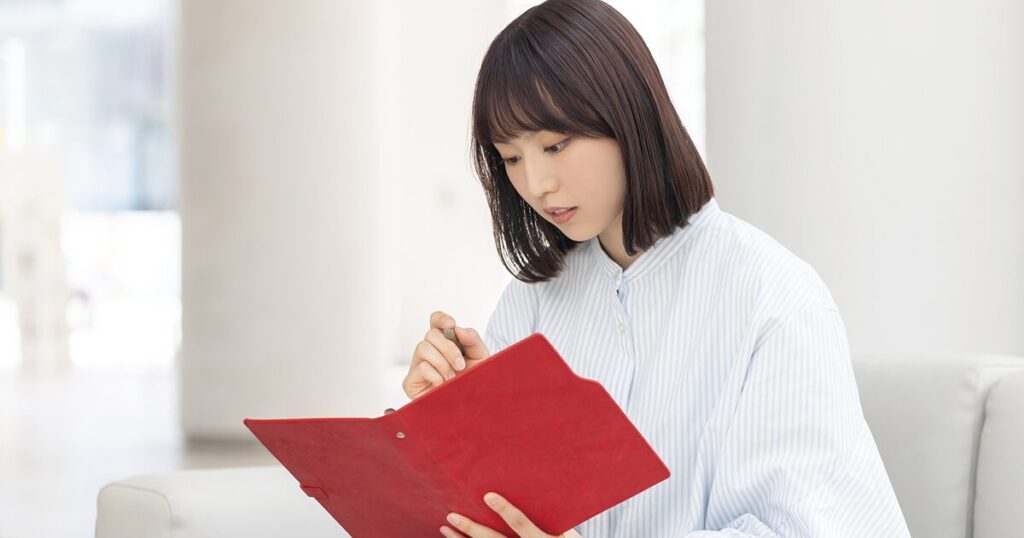 ひとり事務に向いている人をイメージした、タスク管理をしている女性の画像