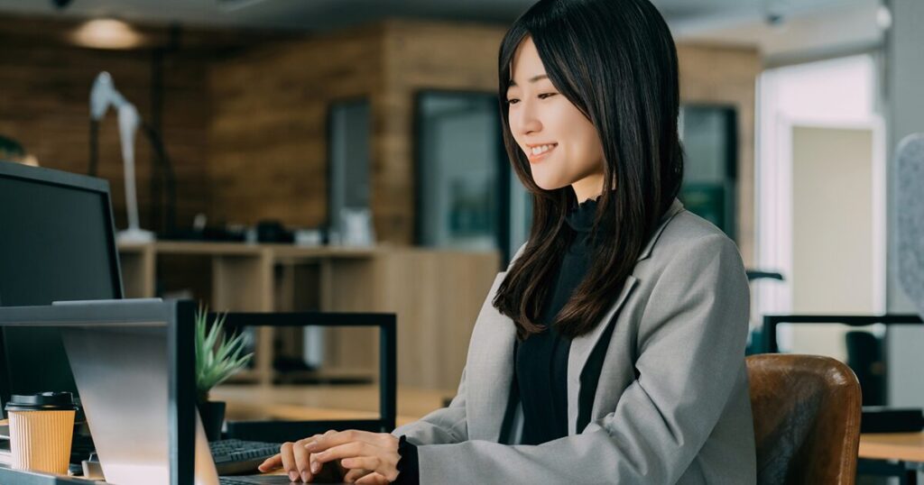 派遣の3年ルールを超えて、派遣先で長期就業を目指して働く女性