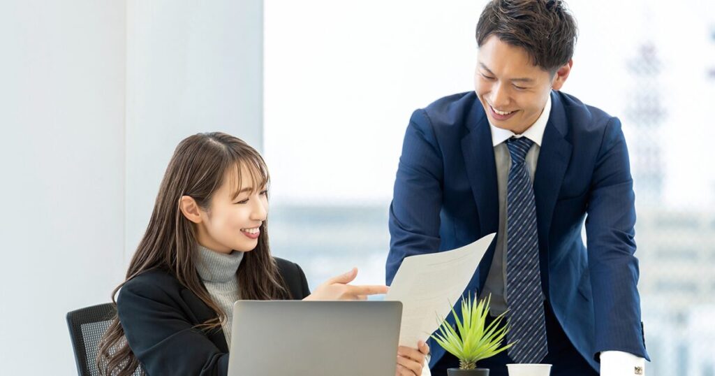 派遣スタッフが上司と残業について相談しているイメージ