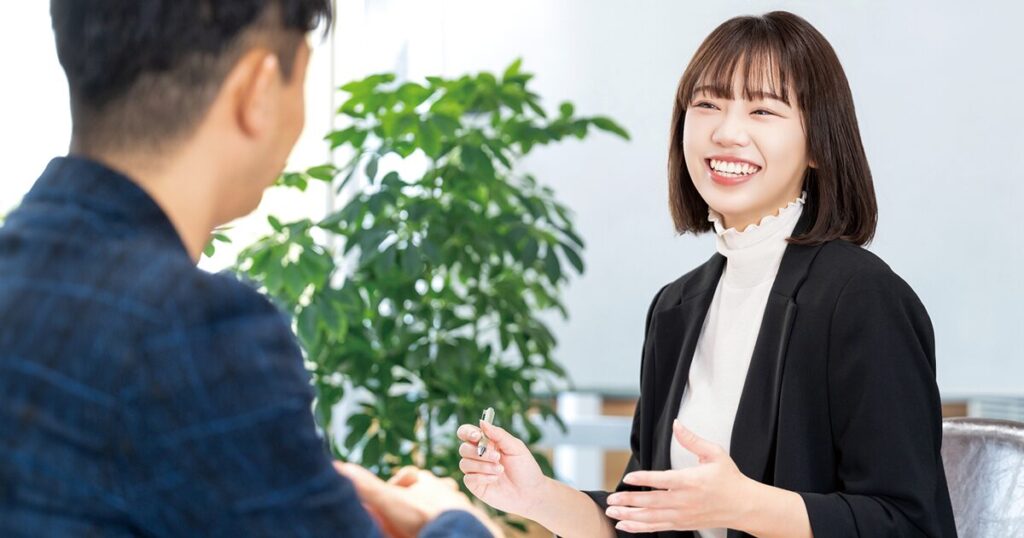 派遣会社の担当者と、コールセンター派遣の仕事探しについて相談する女性スタッフのイメージ