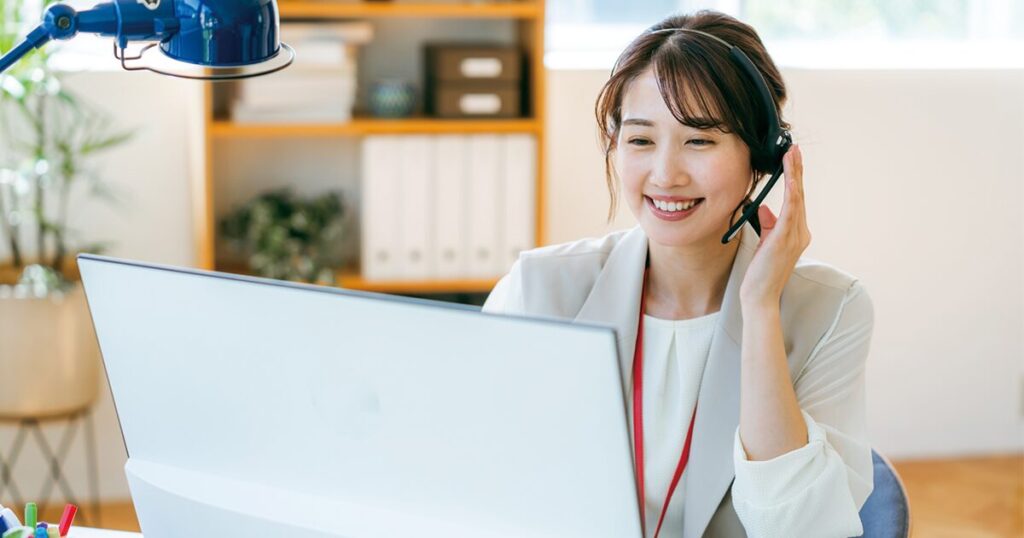 コミュニケーション能力を活かしてコールセンター派遣で働いている女性のイメージ
