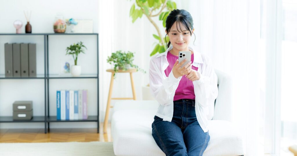 有給休暇の残日数やリセット時期を確認している女性のイメージ