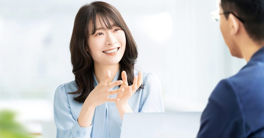 派遣会社の担当者に残業や働き方について相談している派遣スタッフのイメージ