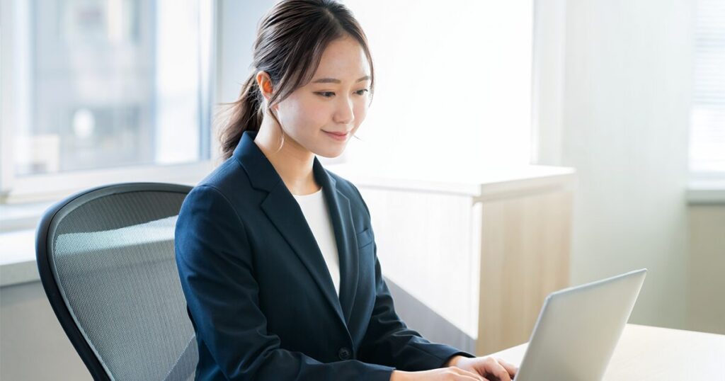 パソコンを使って事務作業を行う女性社員のイメージ