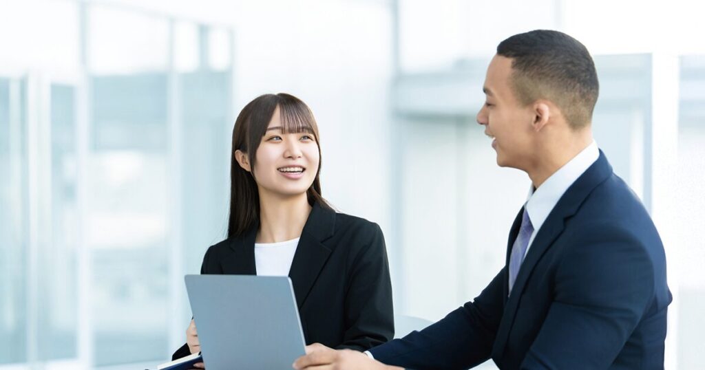 上司に退職について相談する新卒社員のイメージ