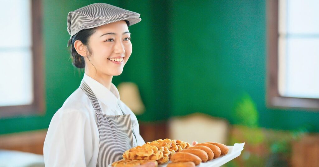 アルバイトとして接客業で働く女性のイメージ