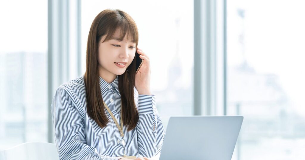 派遣社員としてオフィスで働いている女性のイメージ