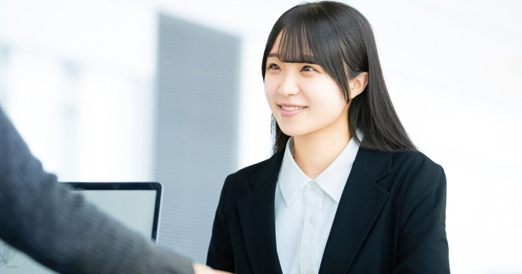 新卒退職後の新しいキャリアや働き方について前向きに話を聞く女性のイメージ
