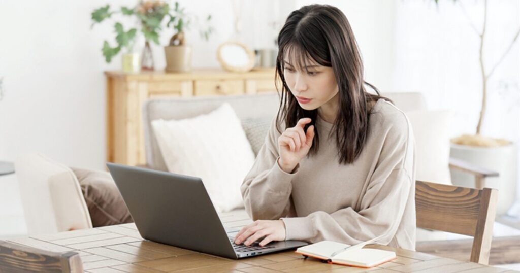 派遣の職歴を整理しながら履歴書を書く女性のイメージ