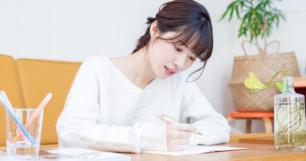 派遣の3年ルールにもとづき、自分の派遣期間や契約更新について確認している女性のイメージ