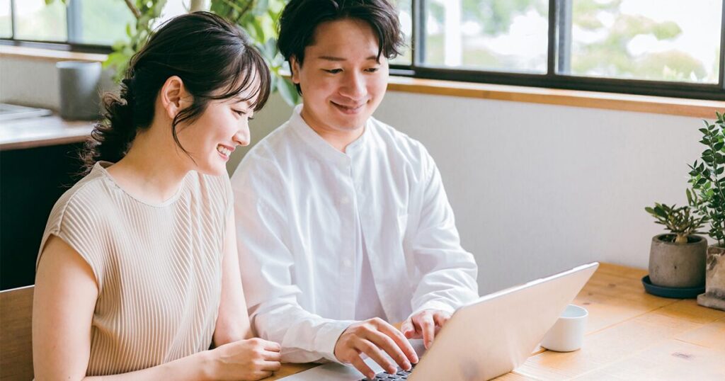 パートナーと住宅ローンの収入合算やペアローンを検討する派遣社員のイメージ