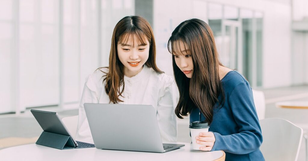 長期派遣で安定して働きながら職場で良い人間関係を築いているイメージ