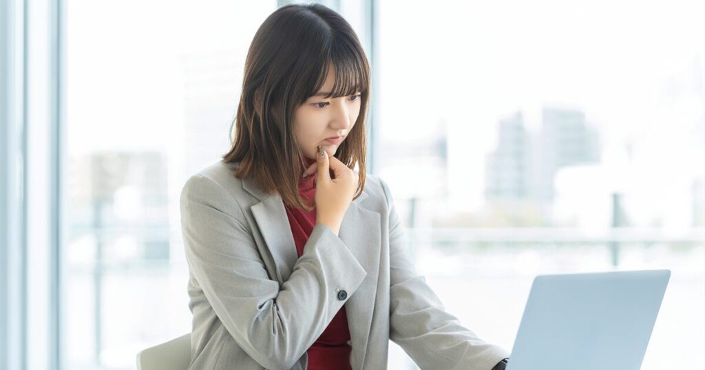 派遣社員の給与や賞与の仕組み、同一労働同一賃金について調べる女性