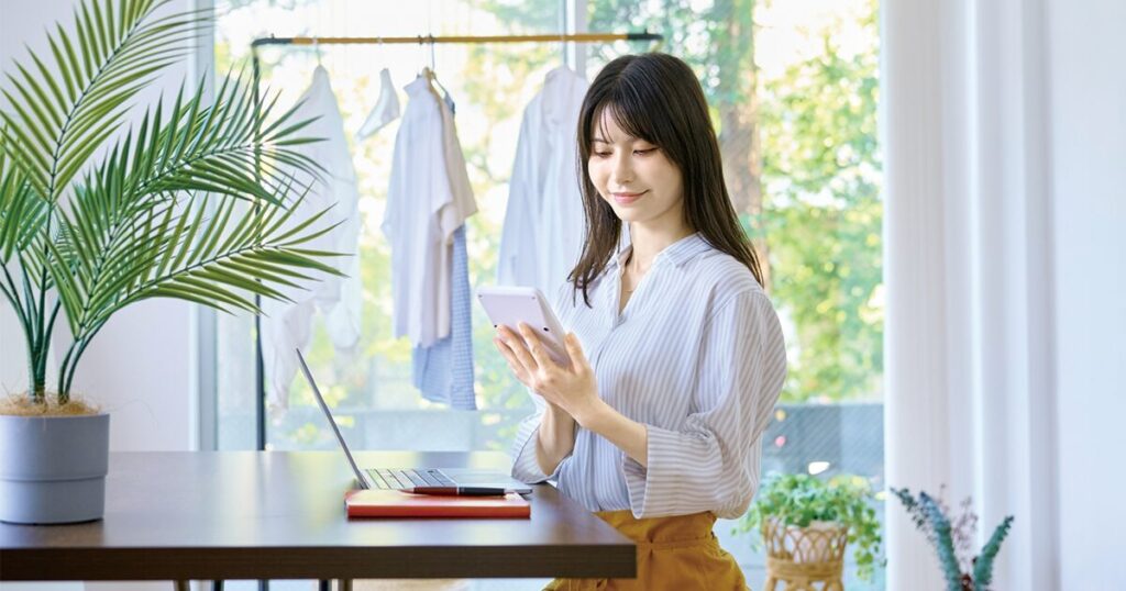 年収500万円の手取り額をシミュレーションする派遣社員のイメージ