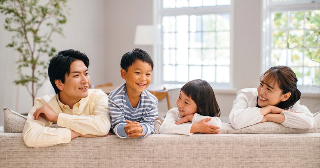 仕事とプライベートのバランスをとり、家族と過ごす時間を楽しむ一家団欒の様子