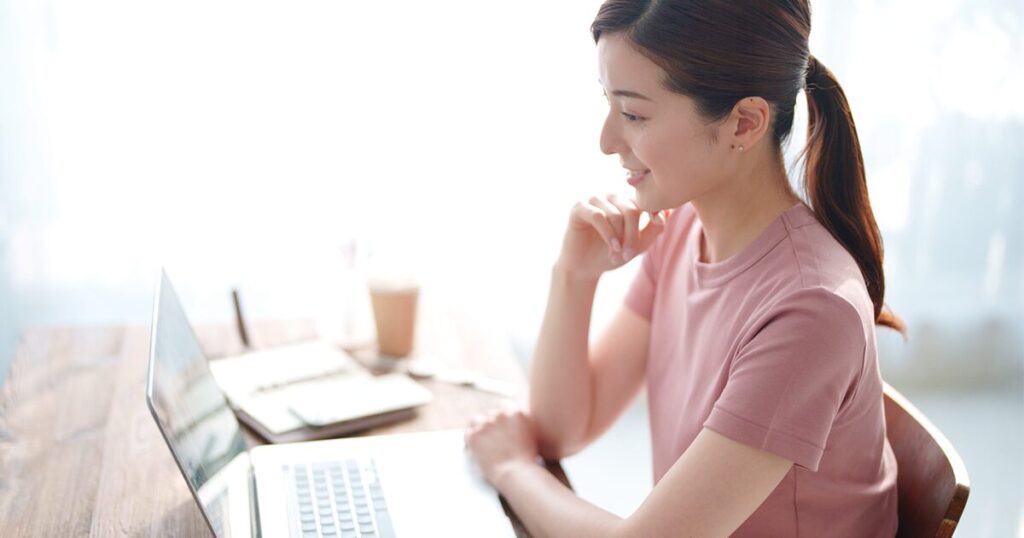 派遣契約満了後の失業保険の受給条件や手続きの流れを確認する女性のイメージ