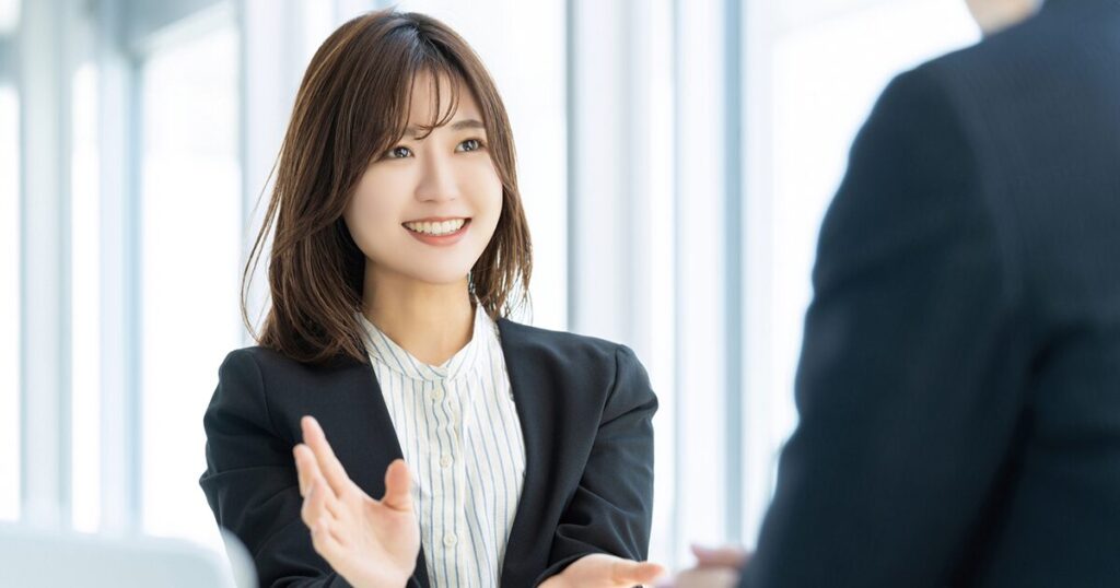 派遣会社の担当者と働き方について相談する派遣社員の女性