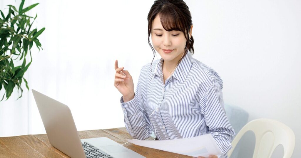 住宅ローンの審査のポイントを確認する派遣社員のイメージ