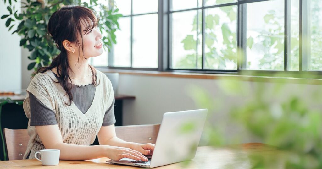 仕事とプライベートのバランス改善を考え自分に合った働き方を見つめ直す女性のイメージ