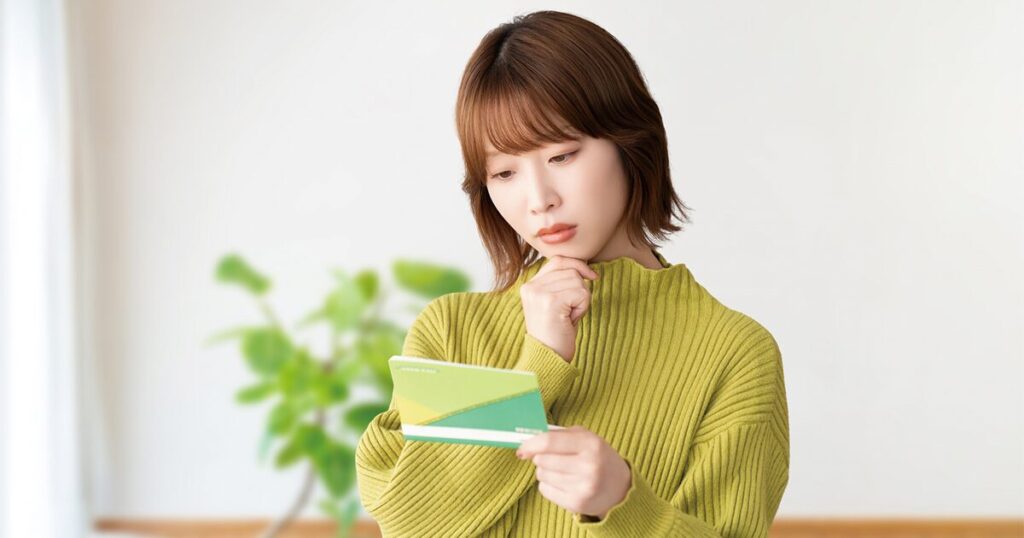 収入やボーナスの金額を確認する派遣社員の女性