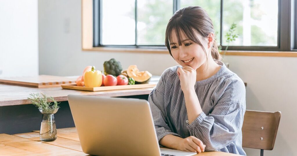 派遣社員として年収500万円を目指す方法を情報収集している女性のイメージ