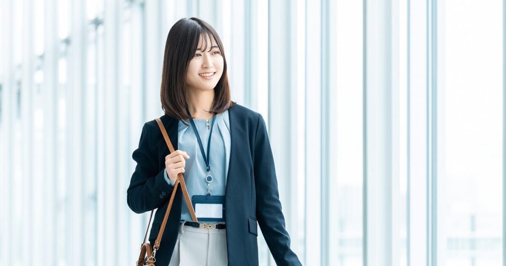 仕事とプライベートのバランスを意識し、退勤時に気持ちを切り替えている女性のイメージ