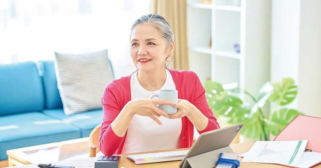 豊富な経験を活かして60歳以降も派遣で働くベテラン女性社員のイメージ