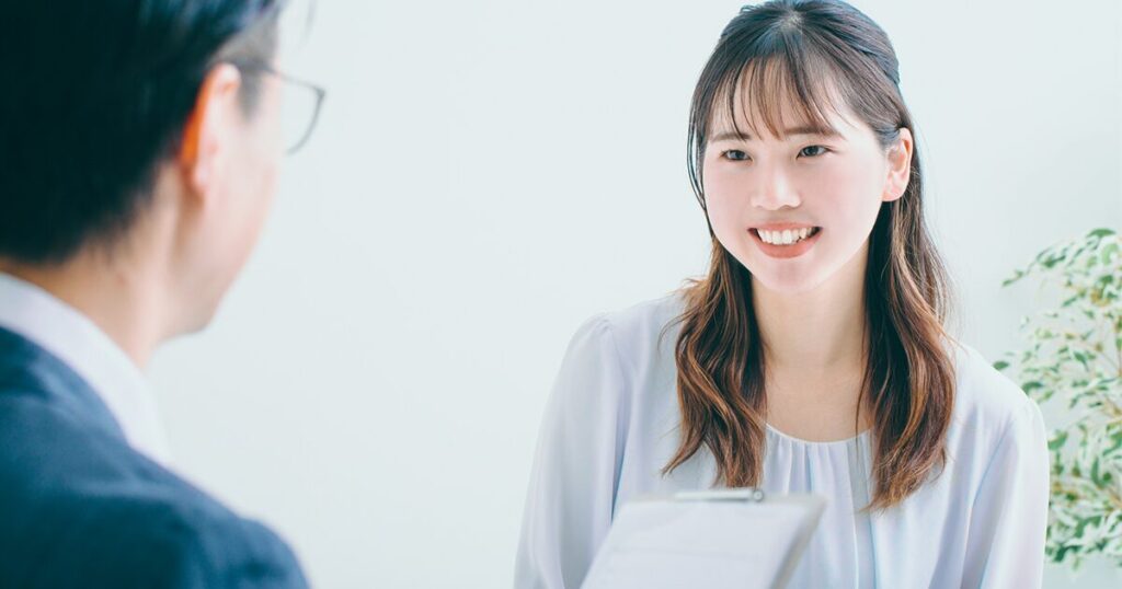 派遣契約の更新の有無について、契約満了前に派遣会社の担当者と面談をする派遣社員のイメージ