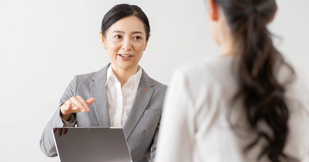 派遣会社の担当者と派遣の仕事探しについて相談する50代女性のイメージ