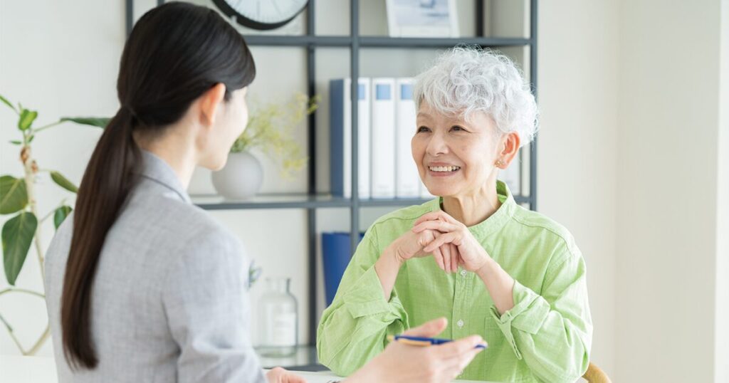 年代ごとの経験や強みを活かし、ベテラン世代と若手世代が協力して働いている職場のイメージ
