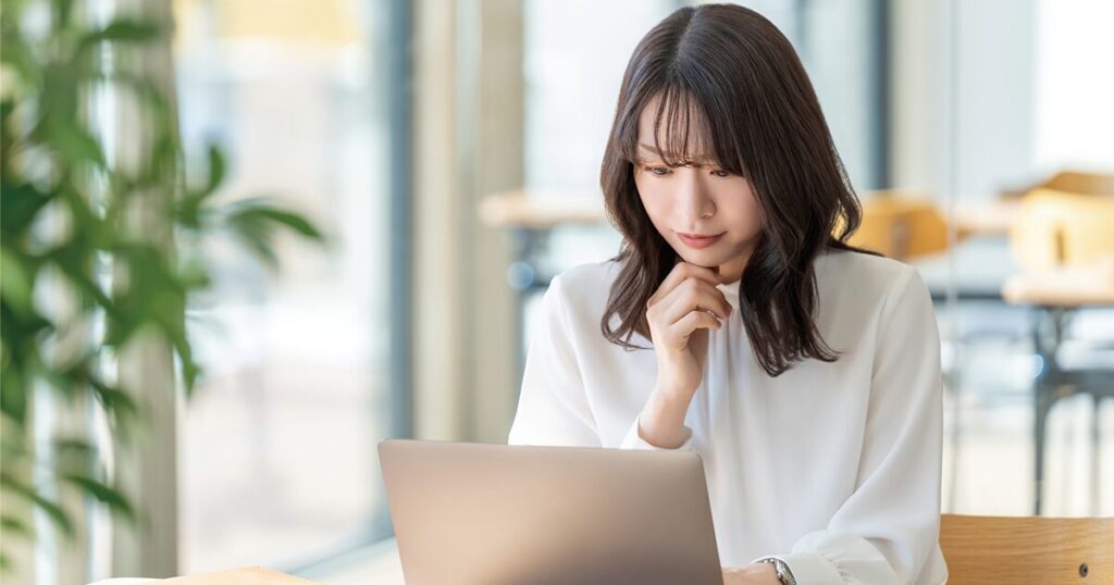 「御中」の使い方やマナーを確認している女性のイメージ