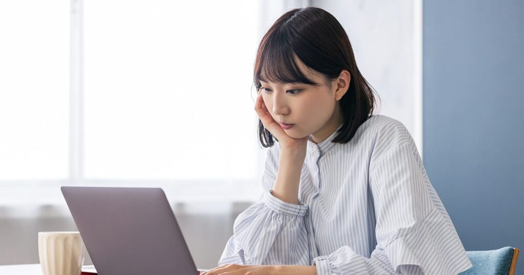 目上の人にうっかり「ご苦労様です」と言ってしまい対処法を調べる女性のイメージ