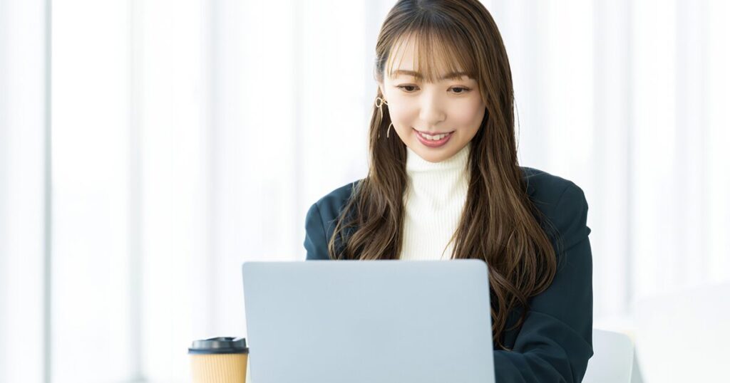 メールで「御中」を正しく使うビジネスシーンのイメージ