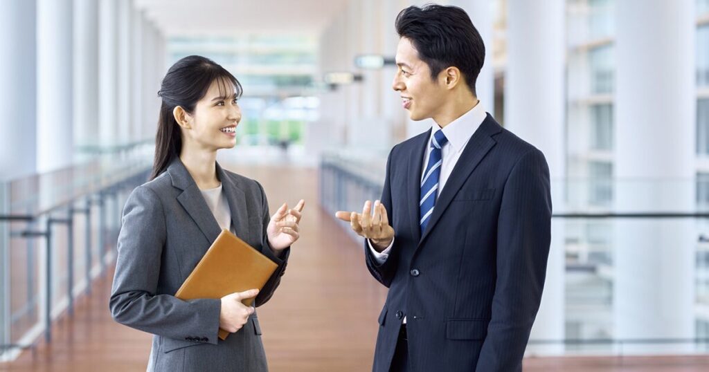 ビジネスシーンで「存じます」と類似表現を使い分けている女性のイメージ