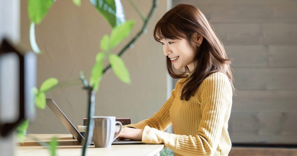 「致しかねます」を使ったビジネスメールを作成している女性のイメージ
