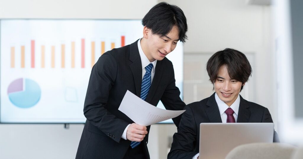 ビジネスシーンで、相手に応じて「了解しました」の言い換えを使い分けている男性のイメージ
