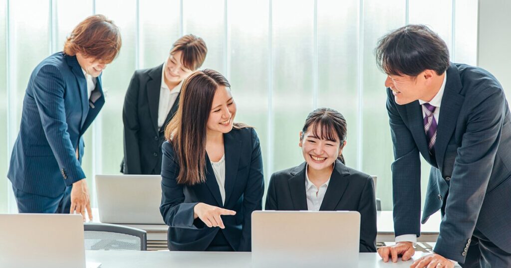 「了解しました」と「承知しました」の違いを理解してコミュニケーションを取るビジネスパーソンのイメージ