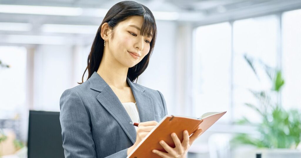 「弊社」と「当社」などビジネスで使う敬称や関連用語の使い分けを学ぶ女性のイメージ