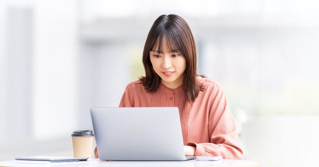 「ご教示ください」を使ったビジネスメールを作成する女性のイメージ
