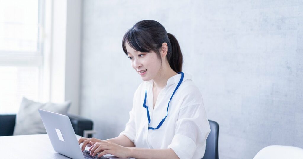 「貴社」を正しく使ってビジネスメールを作成している女性のイメージ