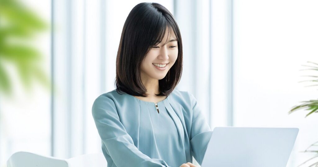ビジネスメールで適切に「存じます」を使っている女性のイメージ