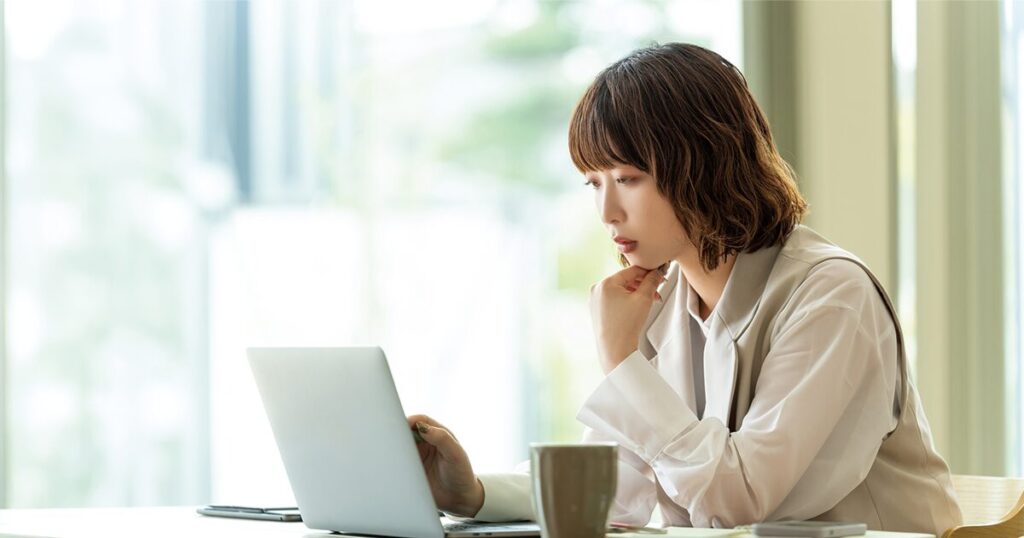 メールで「御社」と書いてしまったことに気づき対処法を確認する女性のイメージ