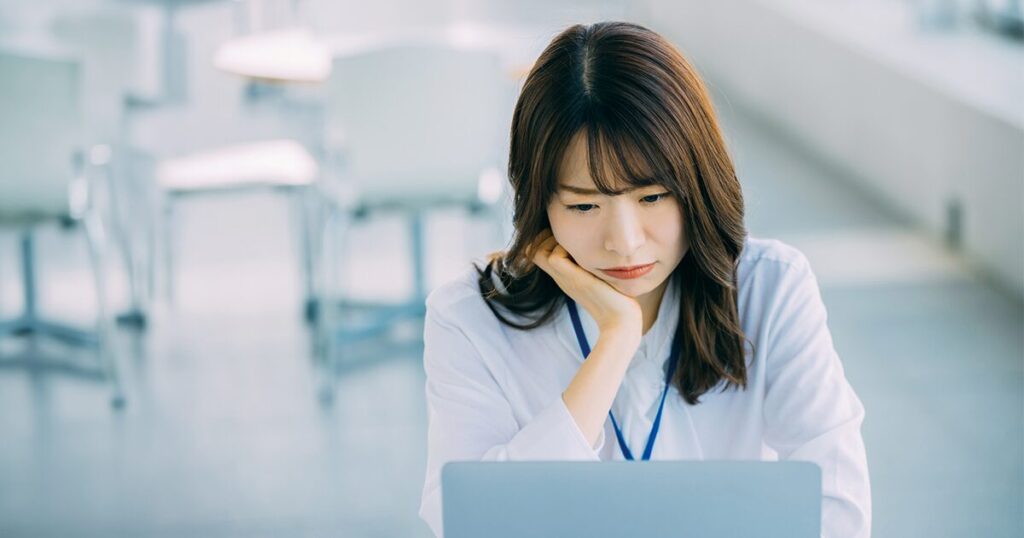 ビジネスメールを打ちながら「存じます」の正しい使い方を考えている女性のイメージ