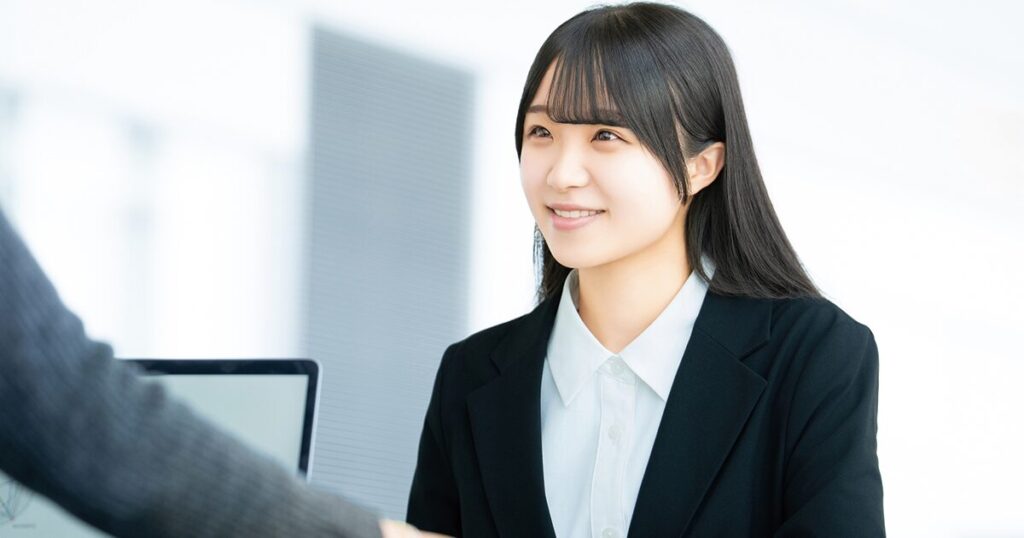 面接で「御社」を適切に使って受け答えをする女性のイメージ