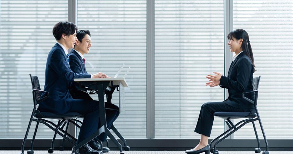 自分に合った仕事を探すため面接を受ける女性
